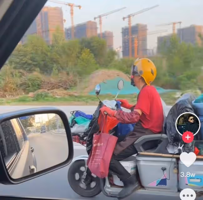 演員李飛幫媽媽賣魚,殺魚熟練腿上沾滿污垢,開車拍視頻被指危險