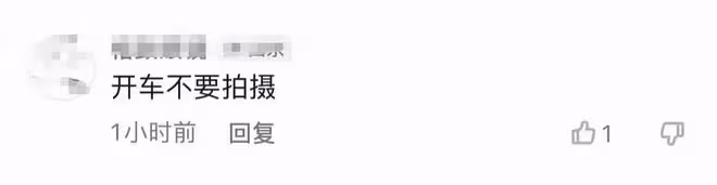 演員李飛幫媽媽賣魚,殺魚熟練腿上沾滿污垢,開車拍視頻被指危險