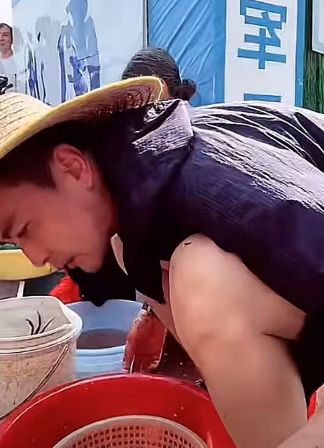 演員李飛幫媽媽賣魚,殺魚熟練腿上沾滿污垢,開車拍視頻被指危險