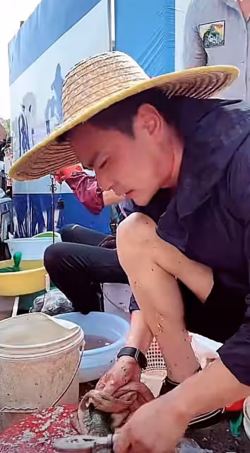 演員李飛幫媽媽賣魚,殺魚熟練腿上沾滿污垢,開車拍視頻被指危險