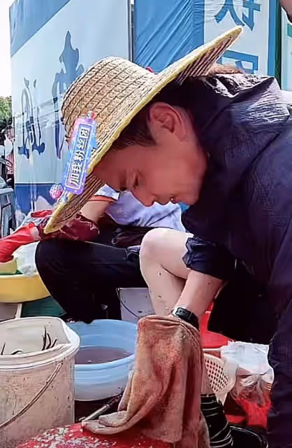演員李飛幫媽媽賣魚,殺魚熟練腿上沾滿污垢,開車拍視頻被指危險