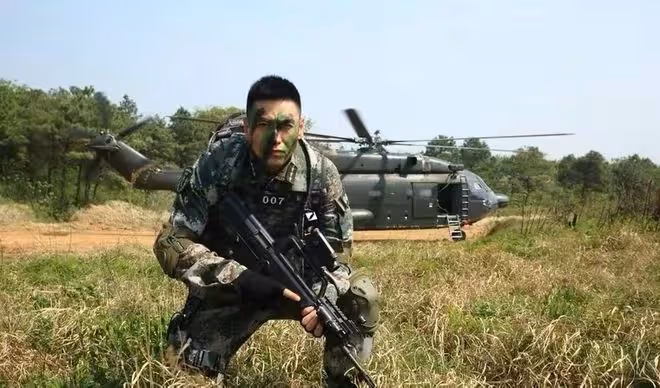 演員李飛幫媽媽賣魚,殺魚熟練腿上沾滿污垢,開車拍視頻被指危險