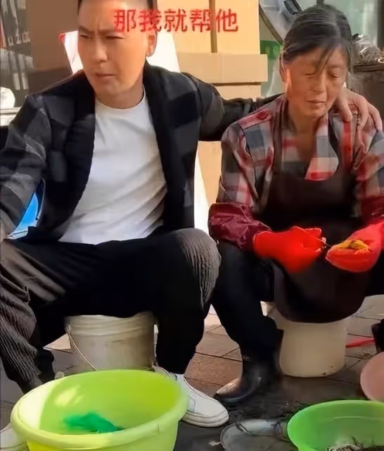 演員李飛幫媽媽賣魚,殺魚熟練腿上沾滿污垢,開車拍視頻被指危險
