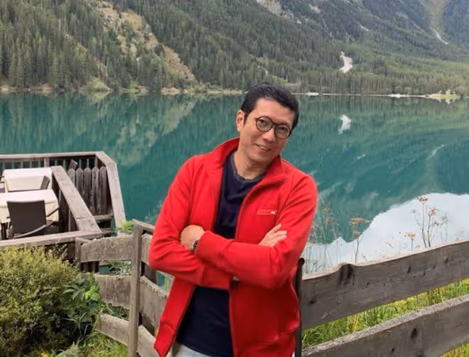 演員楊英偉全家移居國外半年,憂92歲老父難忍嚴寒,透露準備回國