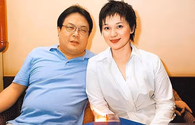 喪夫4年!50歲柯以敏內地領證再婚,結婚照曝光老公長相憨厚老實