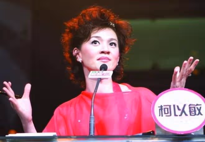 喪夫4年!50歲柯以敏內地領證再婚,結婚照曝光老公長相憨厚老實