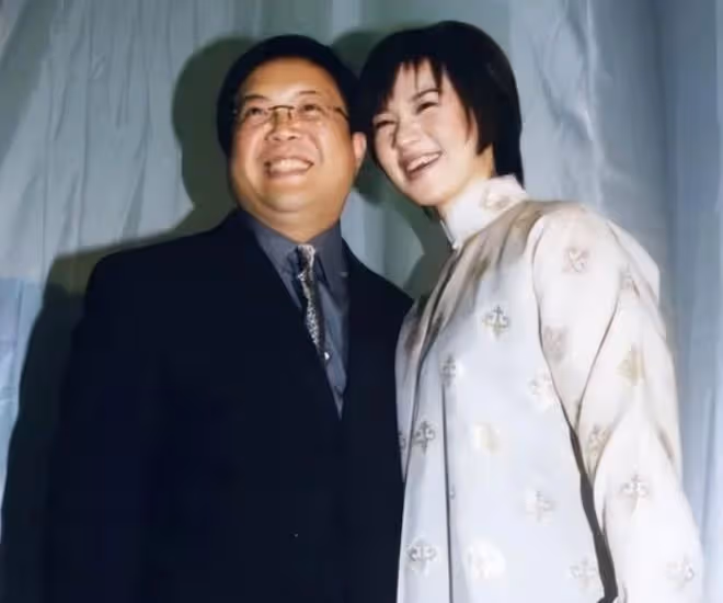 喪夫4年!50歲柯以敏內地領證再婚,結婚照曝光老公長相憨厚老實