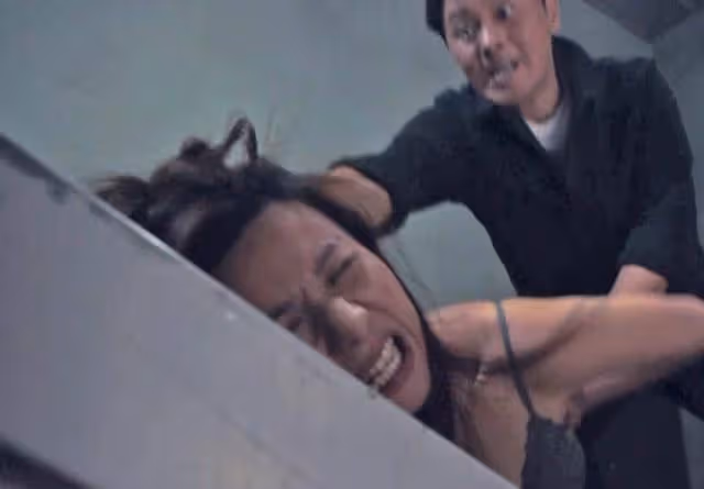 TVB新劇被批重口味!57歲男星舌吻戲引反感,網民懷疑編劇喝醉酒