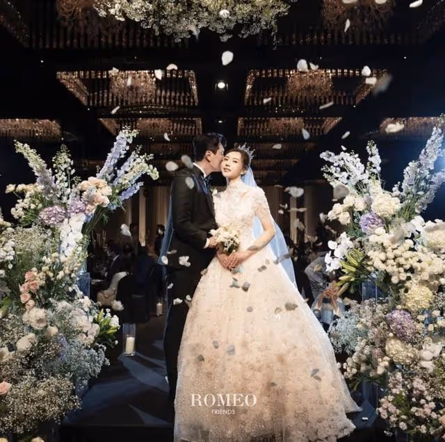 奉子成婚？性感實力派女演員懷著三個月身孕幸福走上婚禮T台