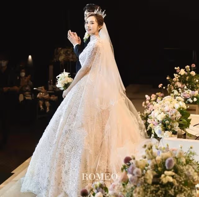 奉子成婚？性感實力派女演員懷著三個月身孕幸福走上婚禮T台