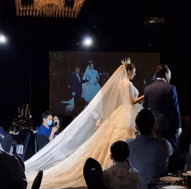 奉子成婚？性感實力派女演員懷著三個月身孕幸福走上婚禮T台