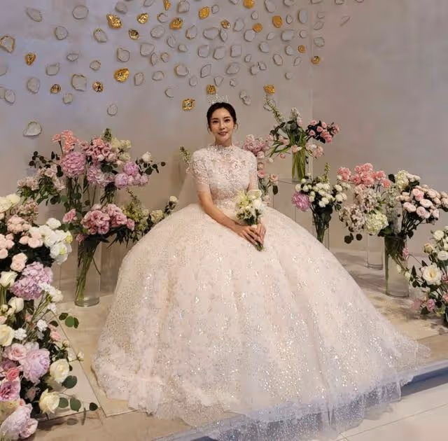 奉子成婚？性感實力派女演員懷著三個月身孕幸福走上婚禮T台