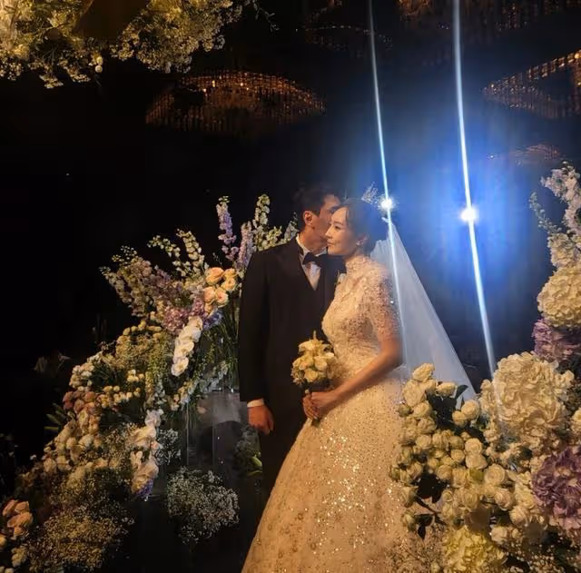 奉子成婚？性感實力派女演員懷著三個月身孕幸福走上婚禮T台