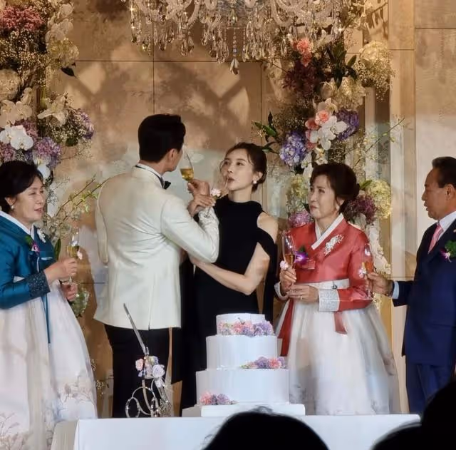 奉子成婚？性感實力派女演員懷著三個月身孕幸福走上婚禮T台