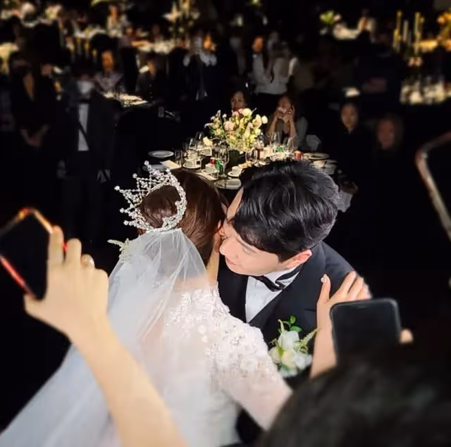 奉子成婚？性感實力派女演員懷著三個月身孕幸福走上婚禮T台