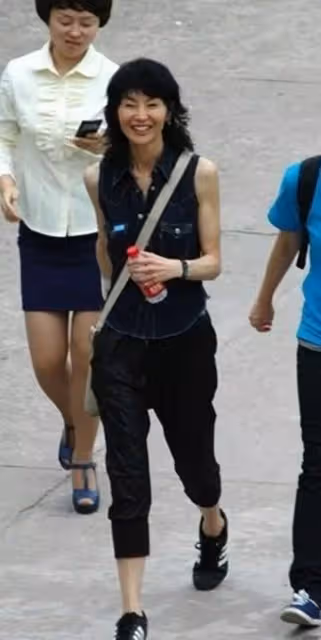 張曼玉在街頭被拍，幹黃身材皺紋焉癟，有了57歲老人真實的狀態，網友：氣質還是挺好的