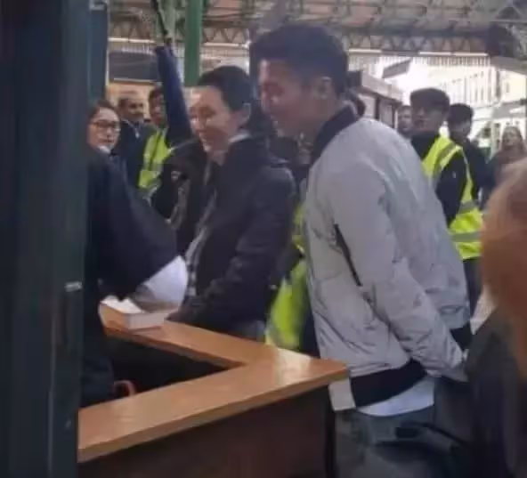 張曼玉在街頭被拍，幹黃身材皺紋焉癟，有了57歲老人真實的狀態，網友：氣質還是挺好的