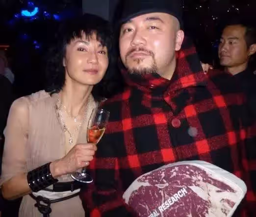 張曼玉在街頭被拍，幹黃身材皺紋焉癟，有了57歲老人真實的狀態，網友：氣質還是挺好的