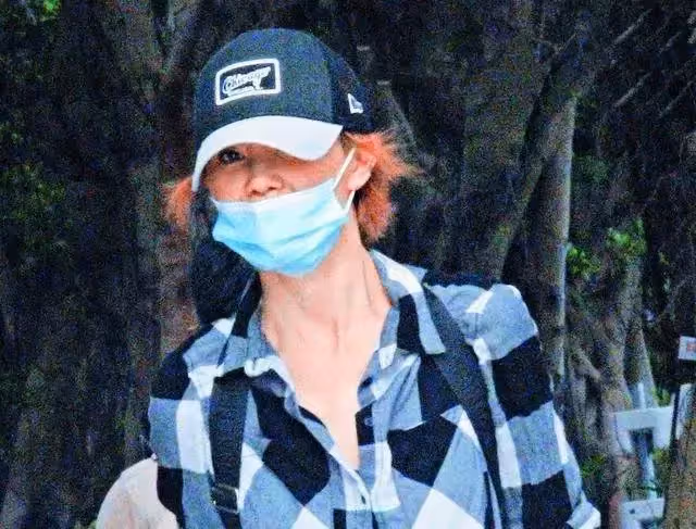 張曼玉在街頭被拍，幹黃身材皺紋焉癟，有了57歲老人真實的狀態，網友：氣質還是挺好的