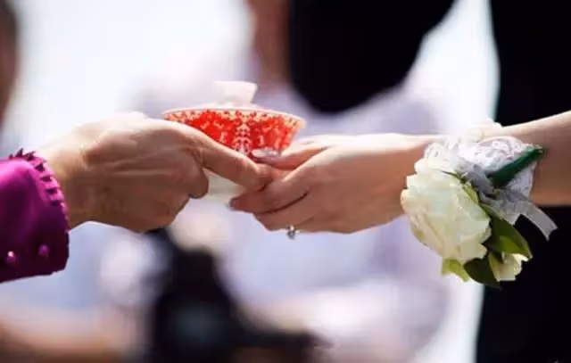 「你嫁進來我就能享福了」看到准婆婆忙著伺候全家,姑娘:不嫁了