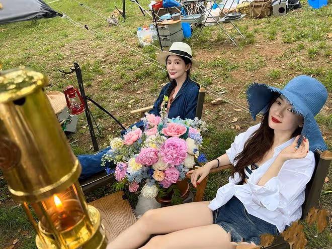 霍思燕與好友出遊,穿白襯衣露平坦小腹,身上一件背心近3000元