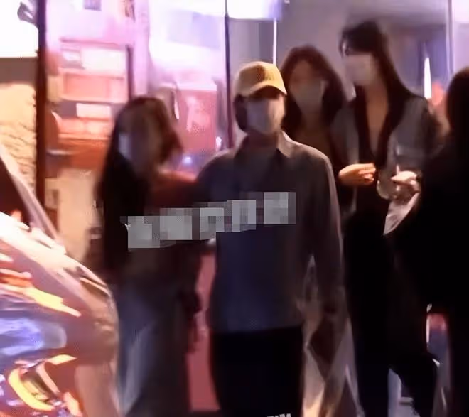 霍思燕與好友出遊,穿白襯衣露平坦小腹,身上一件背心近3000元