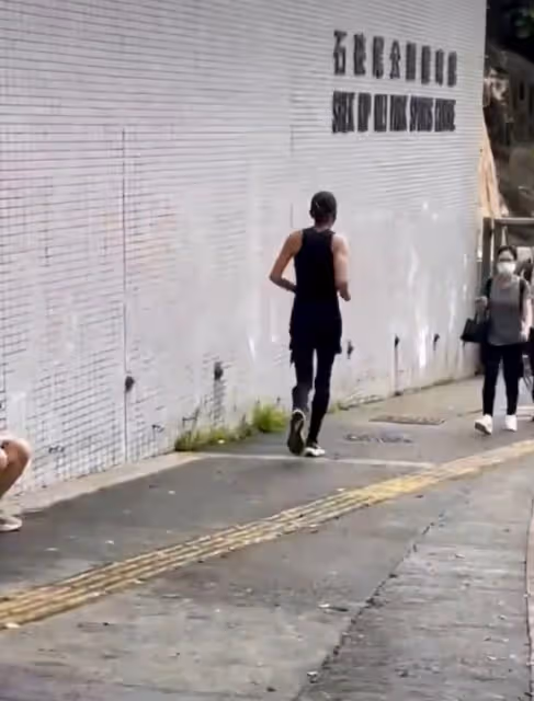 67歲周潤發街頭慢跑,健美身材惹人羨,與學生打招呼毫無架子