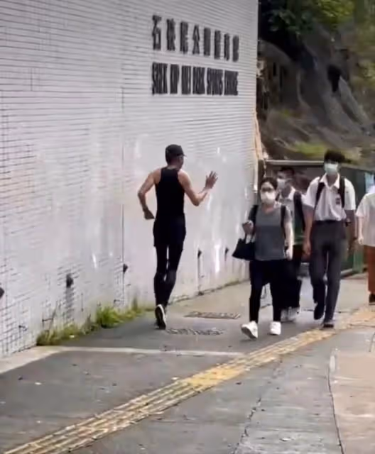 67歲周潤發街頭慢跑,健美身材惹人羨,與學生打招呼毫無架子