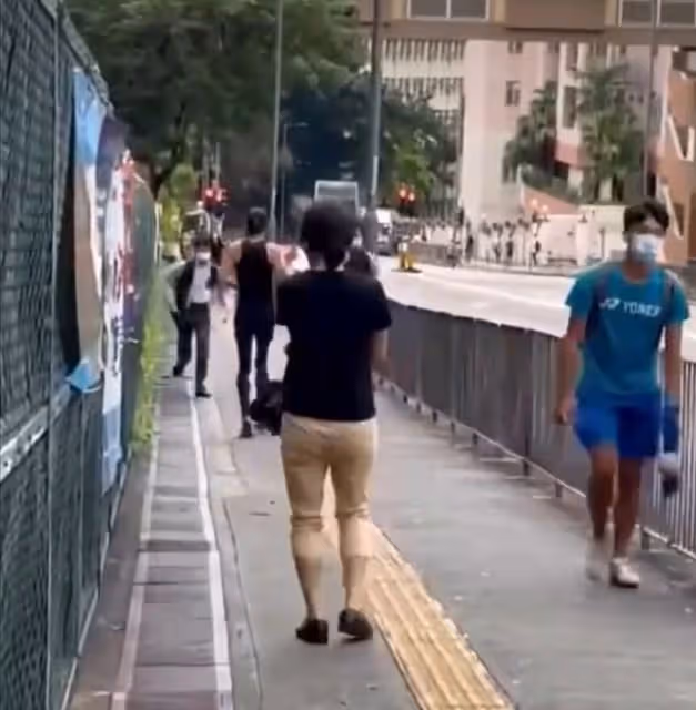 67歲周潤發街頭慢跑,健美身材惹人羨,與學生打招呼毫無架子