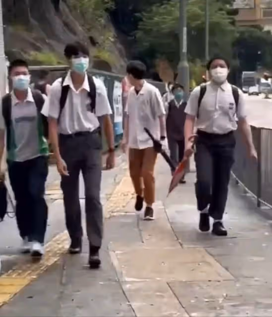 67歲周潤發街頭慢跑,健美身材惹人羨,與學生打招呼毫無架子
