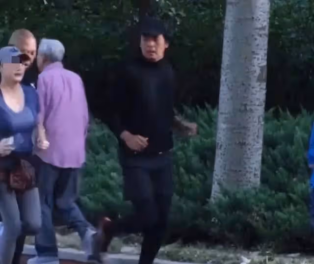67歲周潤發街頭慢跑,健美身材惹人羨,與學生打招呼毫無架子
