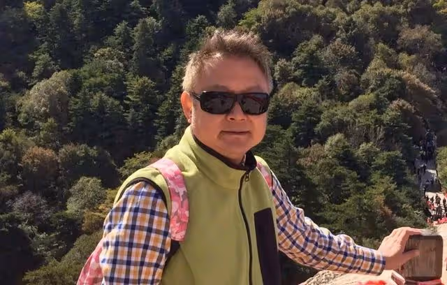 58歲藝術家歐陽奮強檔案泄露！5張照片標價近萬元，本尊發文怒斥