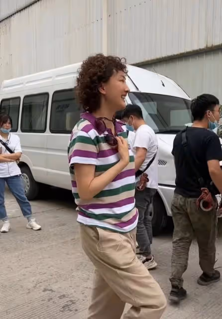 49歲牛莉陷整容風波,鼻子變樣遭調侃撞臉蔡琴,網友直呼認不出來