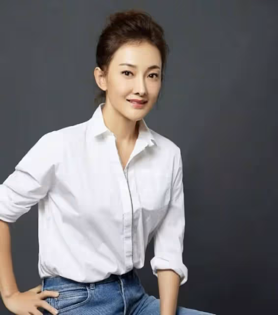 49歲牛莉陷整容風波,鼻子變樣遭調侃撞臉蔡琴,網友直呼認不出來