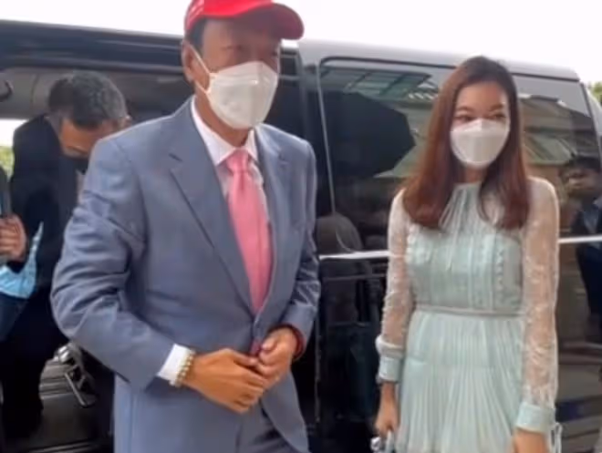 富士康老闆娘陪71歲老公出席活動，47歲穿短裙身材好，渴望生4胎