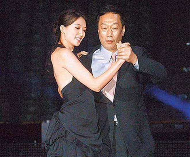 富士康老闆娘陪71歲老公出席活動，47歲穿短裙身材好，渴望生4胎