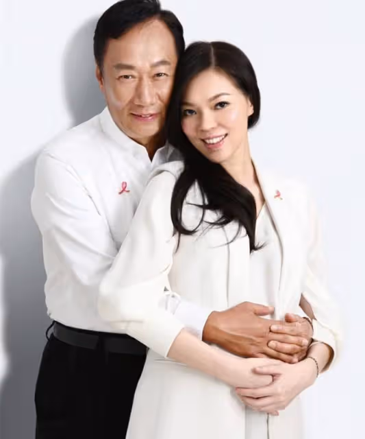 富士康老闆娘陪71歲老公出席活動，47歲穿短裙身材好，渴望生4胎