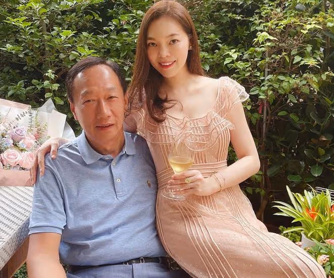 富士康老闆娘陪71歲老公出席活動，47歲穿短裙身材好，渴望生4胎