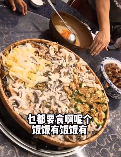 一眾港星齊聚佛山!吃簸箕蒸魚接地氣,「穆念慈」楊盼盼罕露面