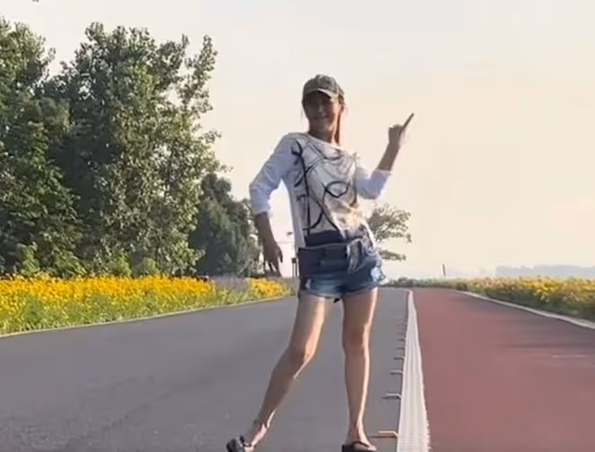 黃志忠前妻何音街上跳舞!穿短褲大秀美腿,改嫁小9歲演員太幸福