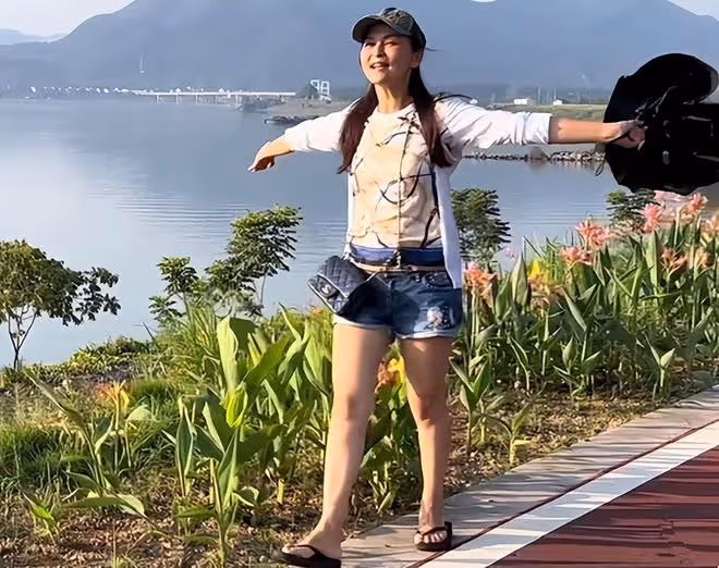 黃志忠前妻何音街上跳舞!穿短褲大秀美腿,改嫁小9歲演員太幸福