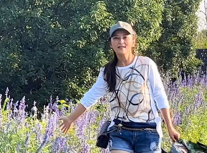 黃志忠前妻何音街上跳舞!穿短褲大秀美腿,改嫁小9歲演員太幸福