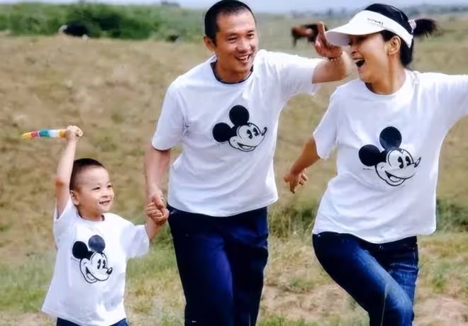 黃志忠前妻何音街上跳舞!穿短褲大秀美腿,改嫁小9歲演員太幸福