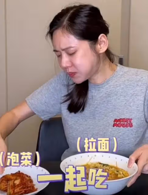 丈夫鬧緋聞,她出面道歉!秋瓷炫能如此卑微,還不是因為從小缺愛