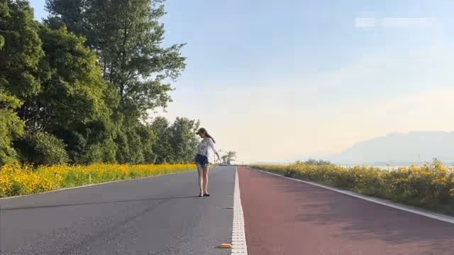 「瓊瑤女郎」何音曬近況,街邊跳舞身材好,與前夫離婚後生活幸福