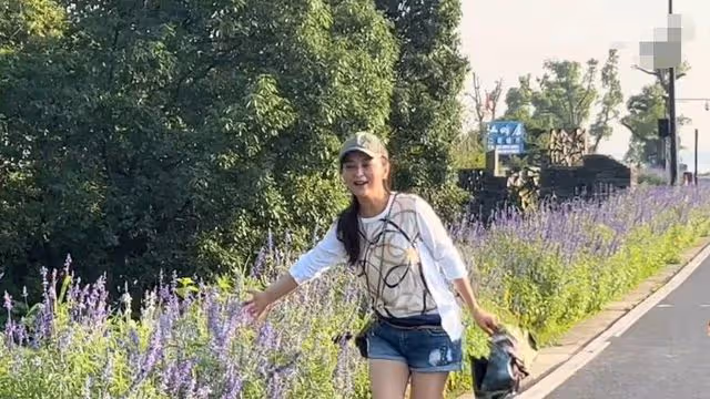 「瓊瑤女郎」何音曬近況,街邊跳舞身材好,與前夫離婚後生活幸福