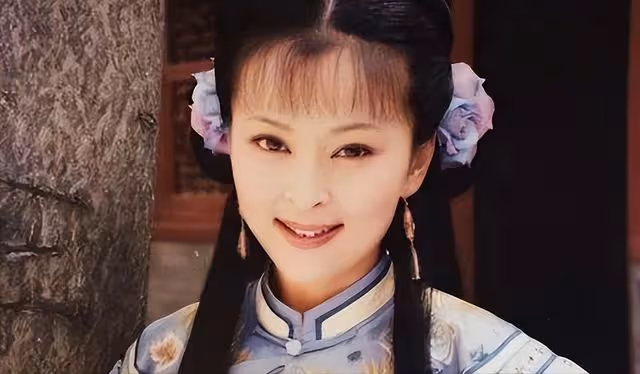 「瓊瑤女郎」何音曬近況,街邊跳舞身材好,與前夫離婚後生活幸福