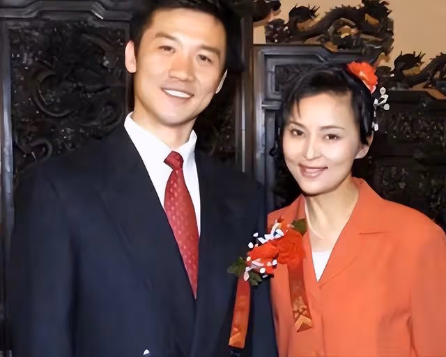 「瓊瑤女郎」何音曬近況,街邊跳舞身材好,與前夫離婚後生活幸福