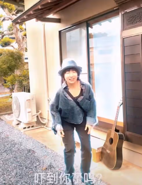 53歲斯琴格日樂放飛自我,坐在路邊彈唱無人認出,突然大叫蹦老高