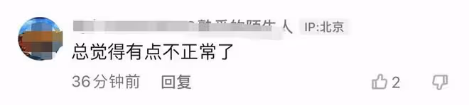 53歲斯琴格日樂放飛自我,坐在路邊彈唱無人認出,突然大叫蹦老高